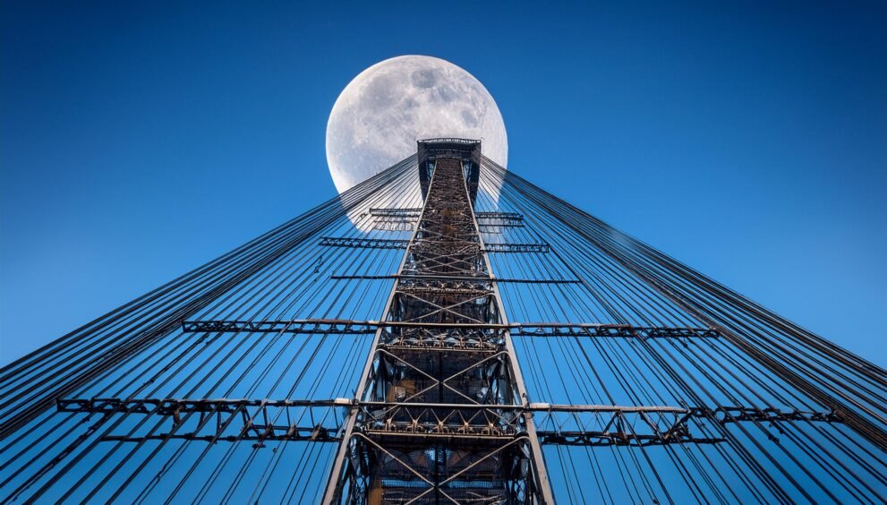 elevador espacial que conecta a Terra à Lua, transformando a exploração espacial em algo tão acessível quanto uma viagem de elevador. Este inovador sistema de transporte vertical não é apenas um feito de engenharia impressionante, mas também uma ponte entre dois mundos.